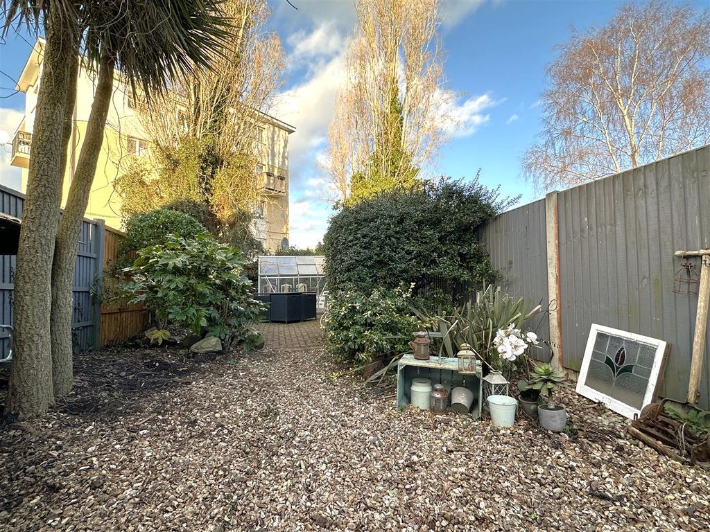 Property photo 3 of 19 Garden 529