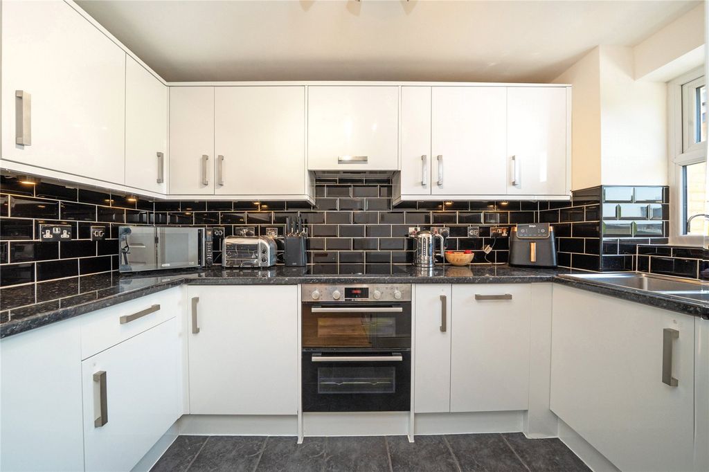 Property photo 3 of 6 Kitchen