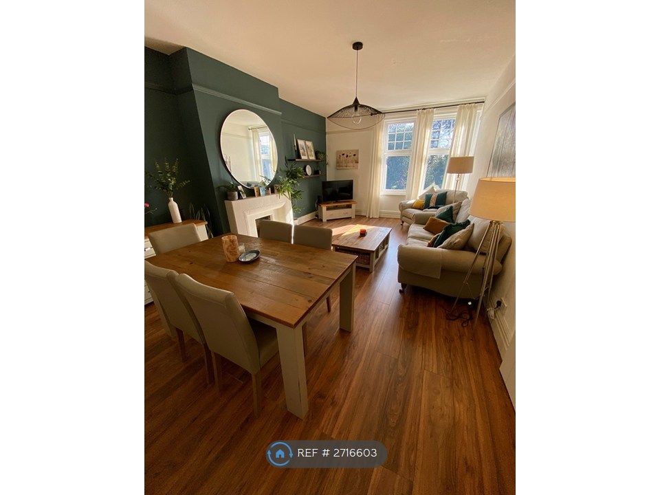 Property photo 3 of 14 Lounge