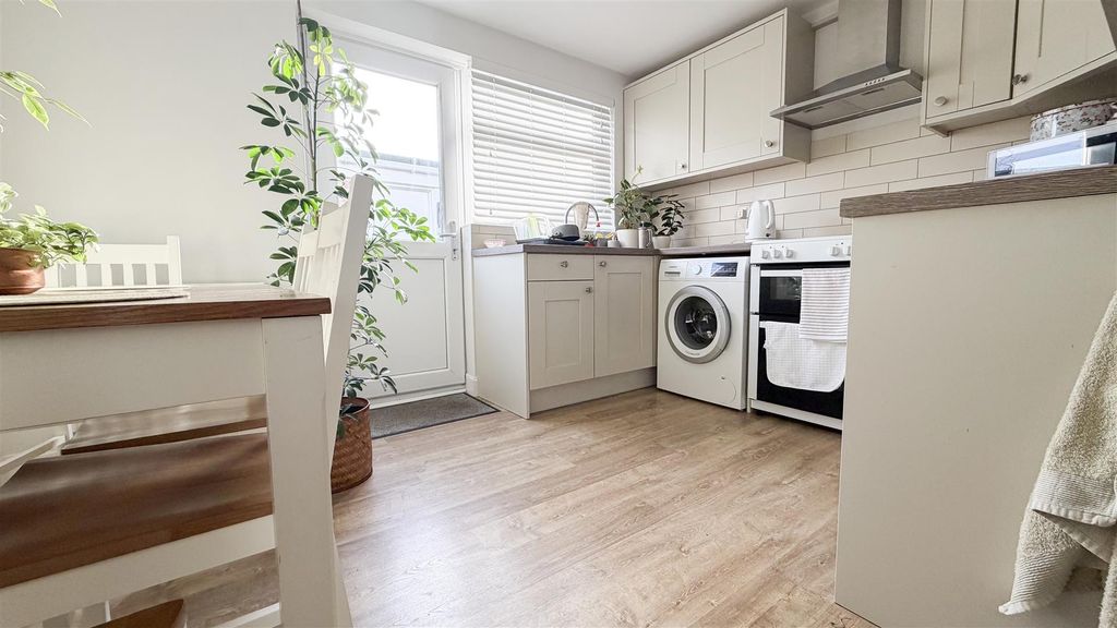 Property photo 2 of 11 Kitchen