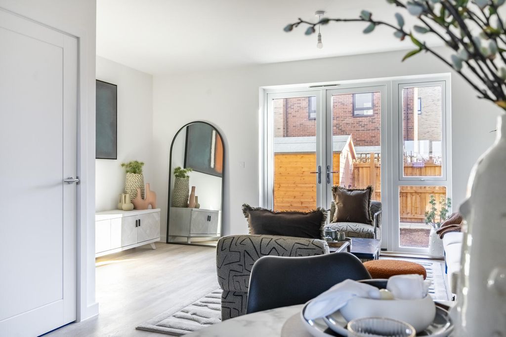 Property photo 3 of 31 Living Room