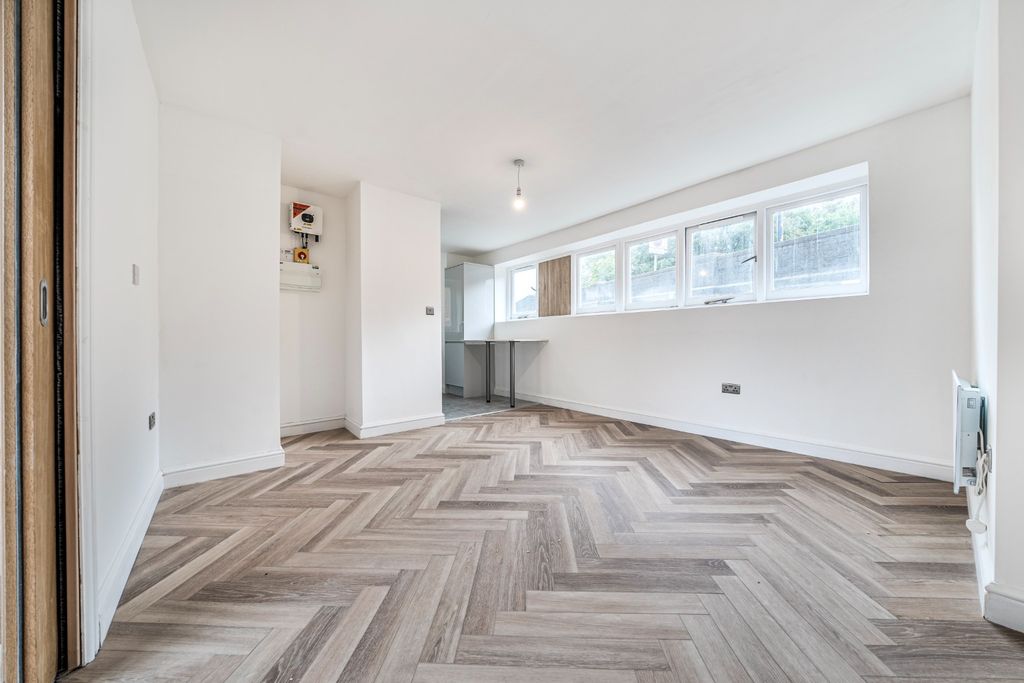 Property photo 3 of 16 4533856