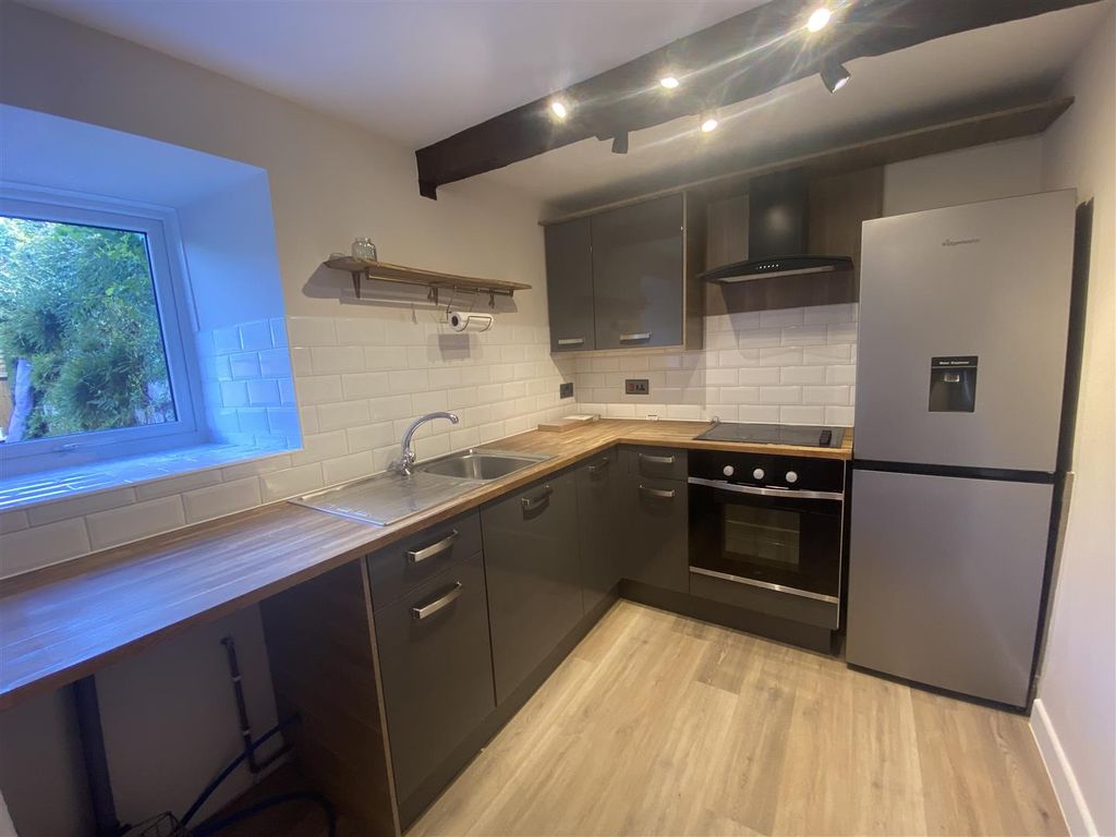 Property photo 3 of 10 Kitchen