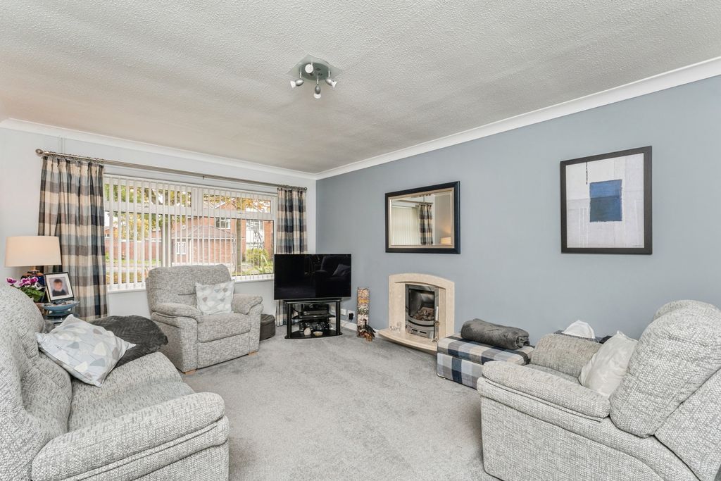 Property photo 2 of 17 Lounge