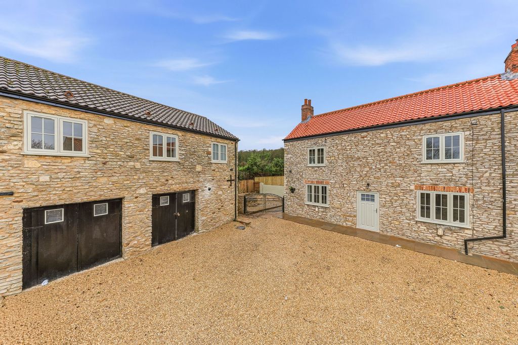 Property photo 1 of 32