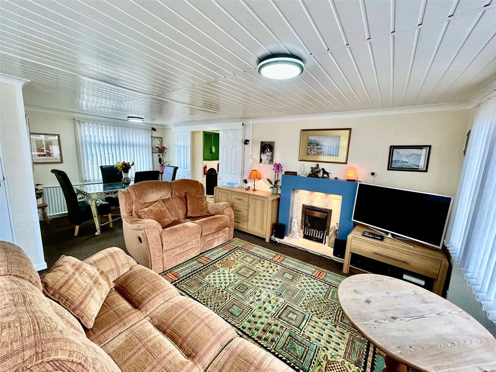 Property photo 3 of 19 Lounge