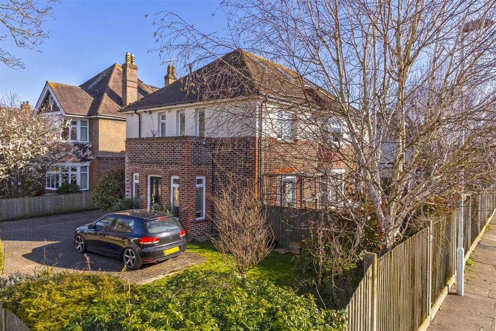 Property photo 1 of 8 Walnut Tree Crt_6.Jpg