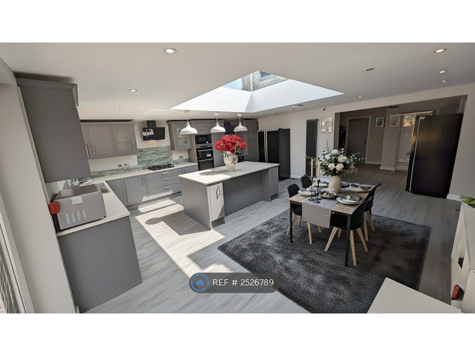 Property photo 2 of 8 Communal Kitchen/Dining Area