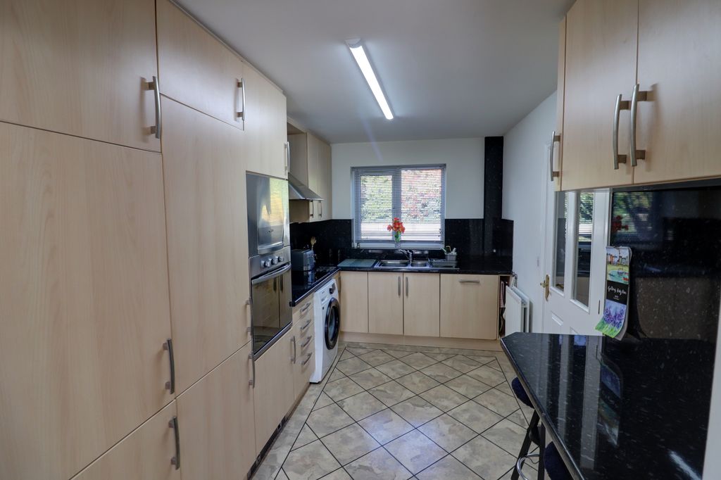 Property photo 3 of 17 Fitted Kitchen