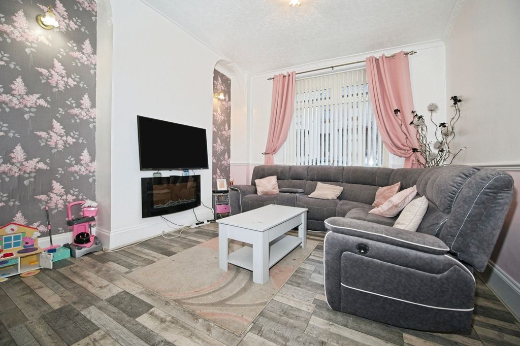 Property photo 2 of 16 Living Room