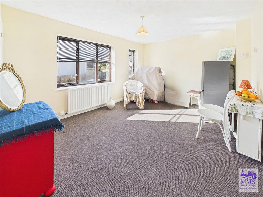 Property photo 3 of 10 Lounge