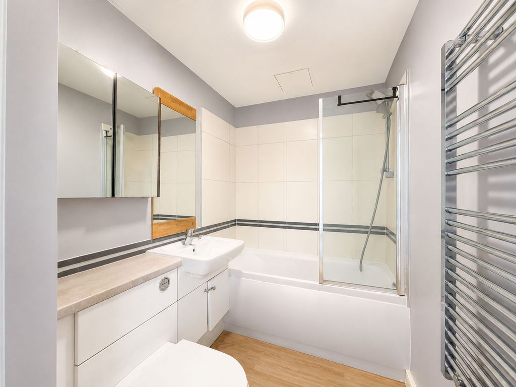 Property photo 3 of 10 Bathroom