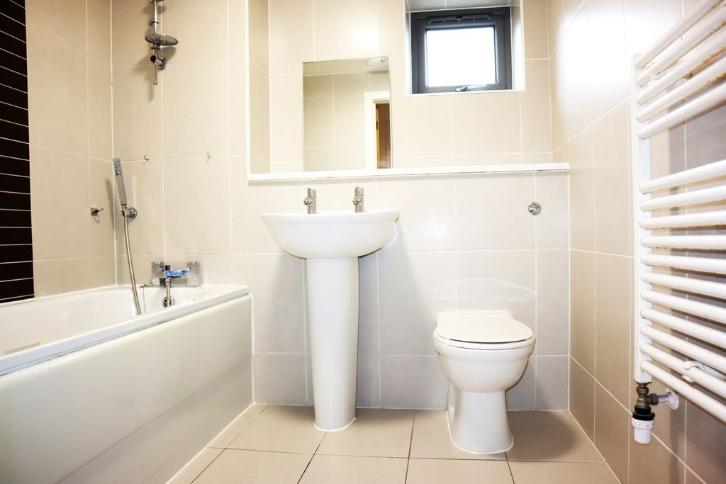 Property photo 3 of 10 Bathroom