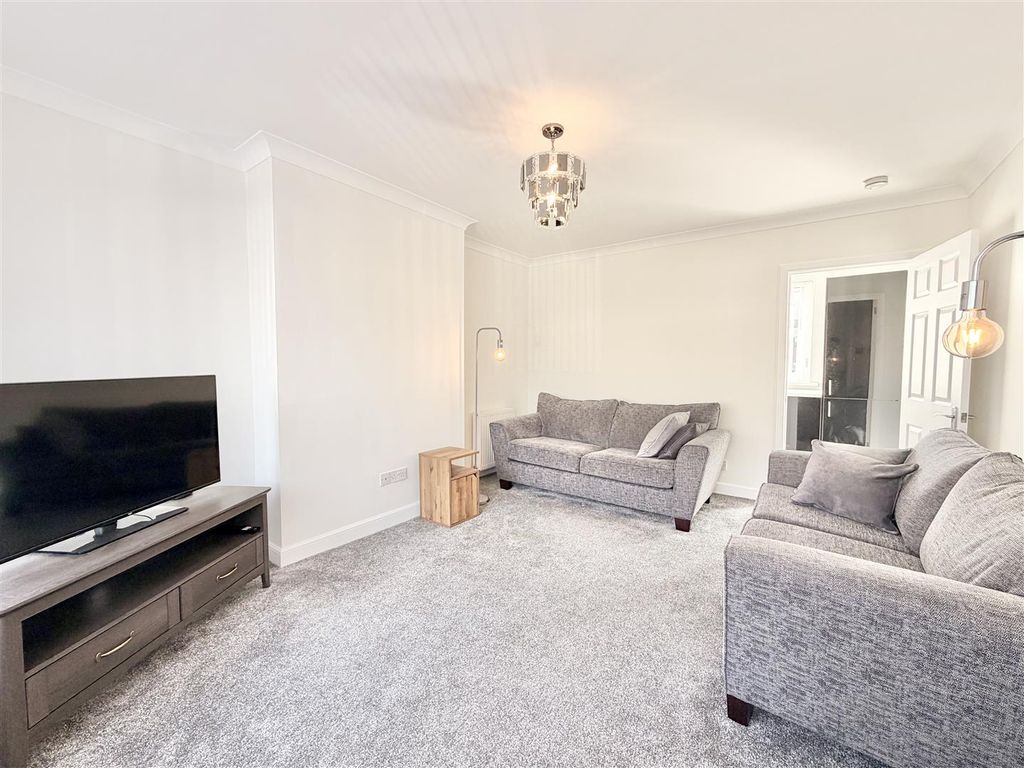 Property photo 3 of 12 Lounge