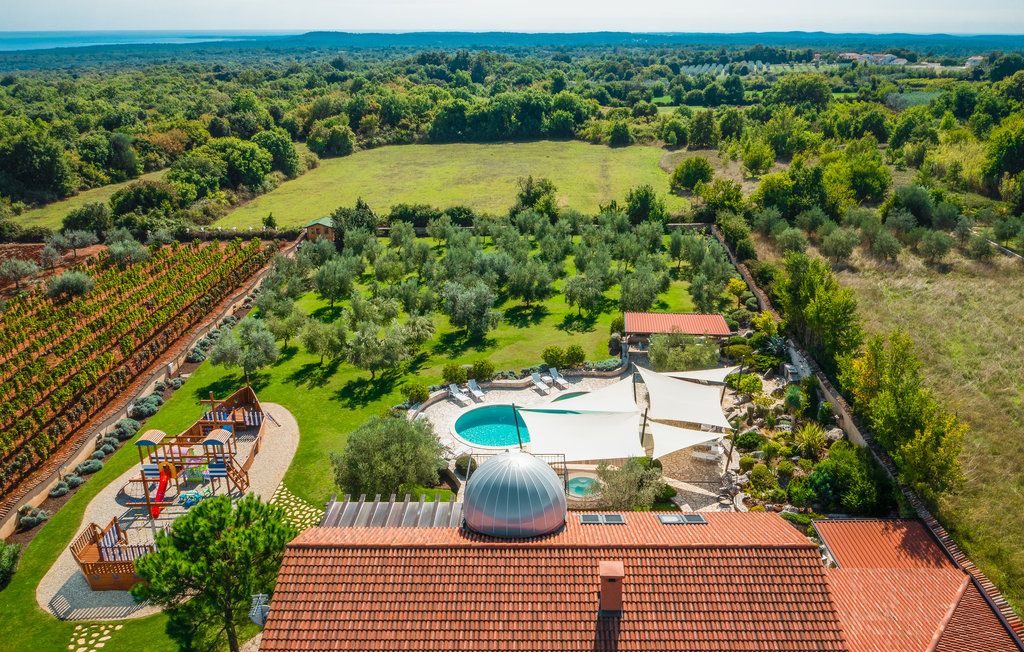 Property photo 3 of 33