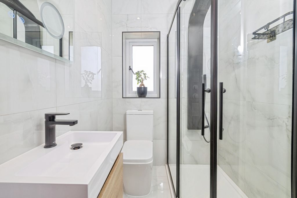 Property photo 2 of 15 Ensuite