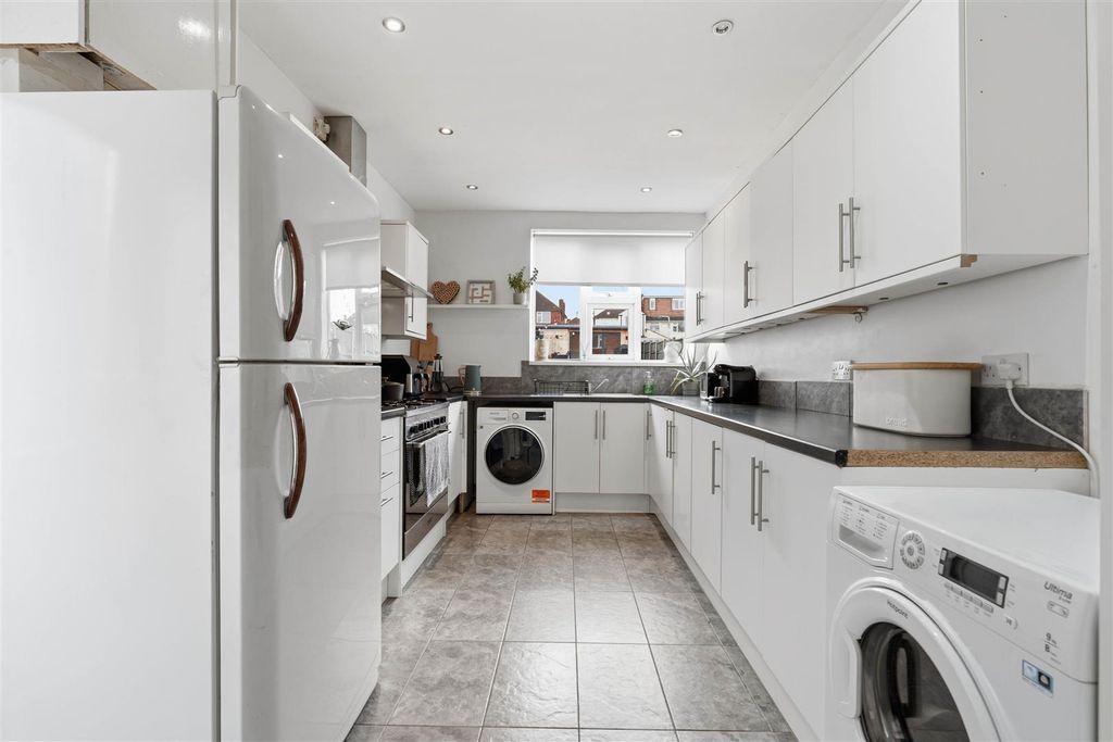 Property photo 2 of 35 18 St Martins Rd (28 Of 42).Jpg