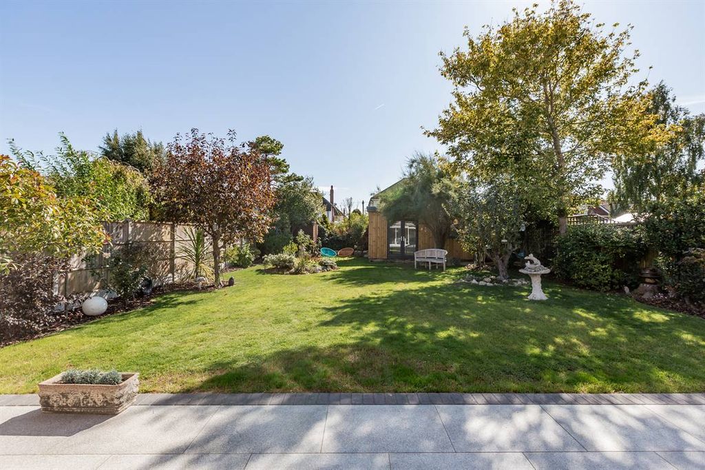Property photo 2 of 33