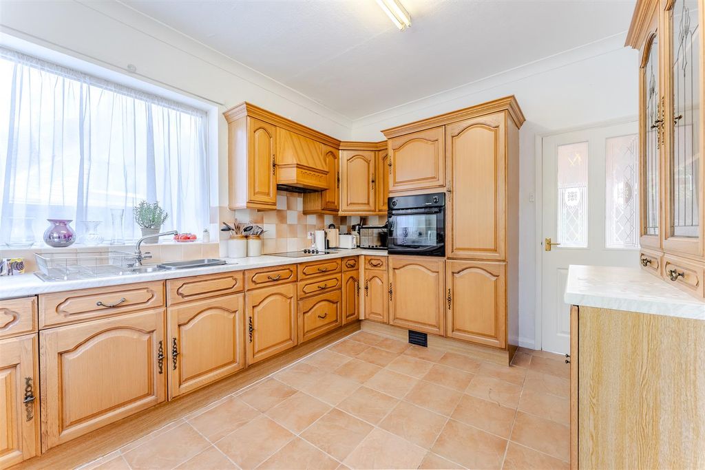 Property photo 3 of 27 Kitchen/Breakfast Room