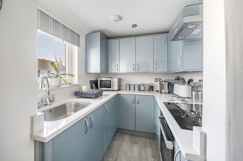 Property photo 3 of 17 Kitchen