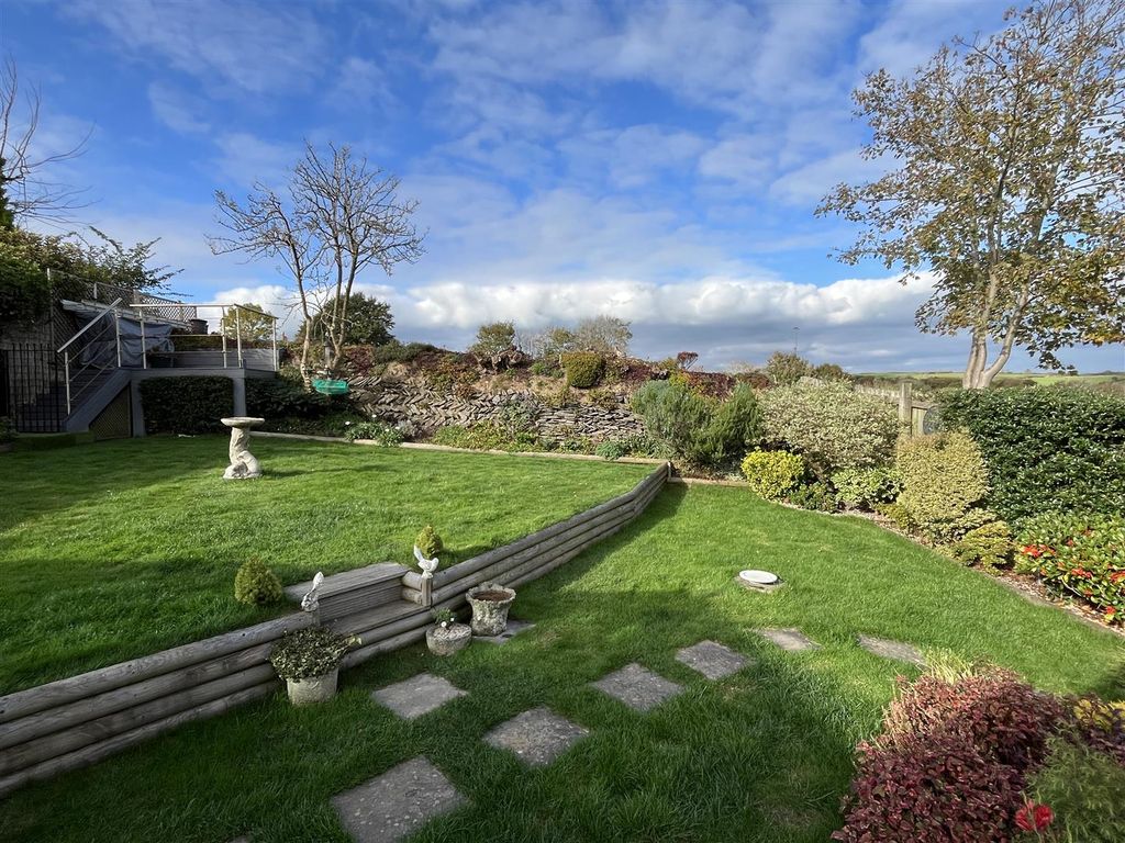 Property photo 2 of 16 Garden