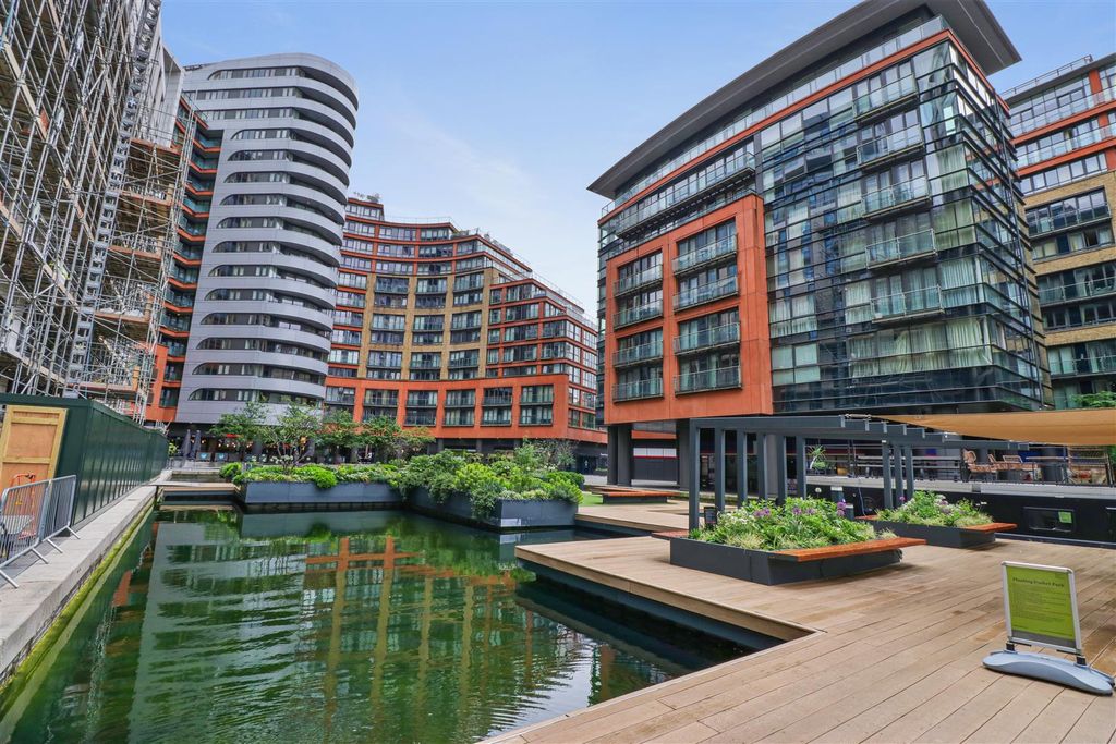 Property photo 1 of 16 16-7Bcf80081 Am Wel 4B, Praed St, England, United