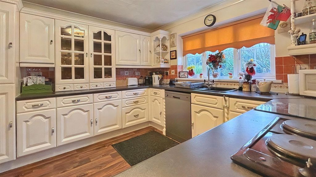 Property photo 2 of 22 Kitchen 11.Jpg