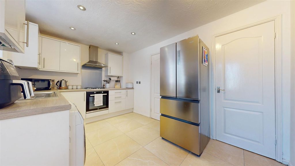 Property photo 3 of 22 Knights Grange Kitchen