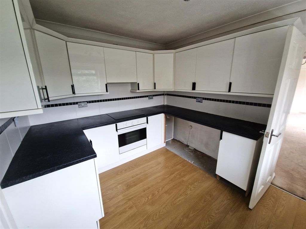 Property photo 2 of 12 Kitchen