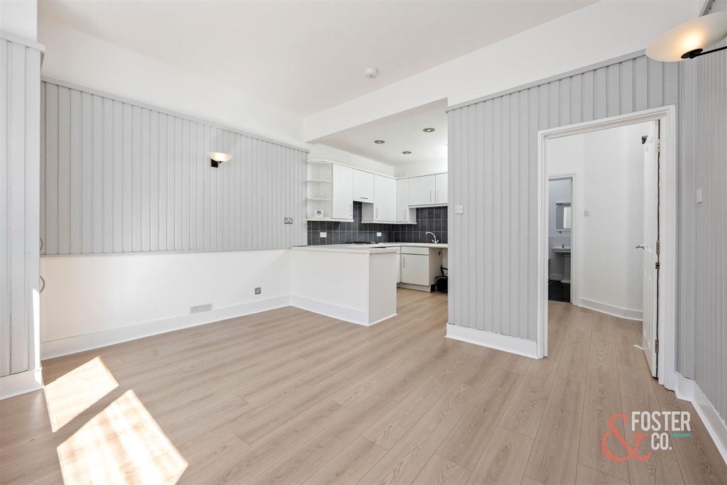 Property photo 2 of 26 Wilbury Grove_20-007.Jpg