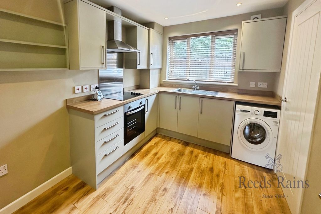Property photo 2 of 10 Kitchen