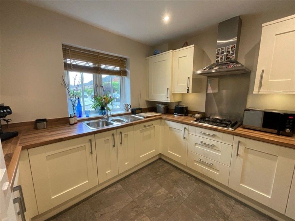 Property photo 3 of 7 Kitchen