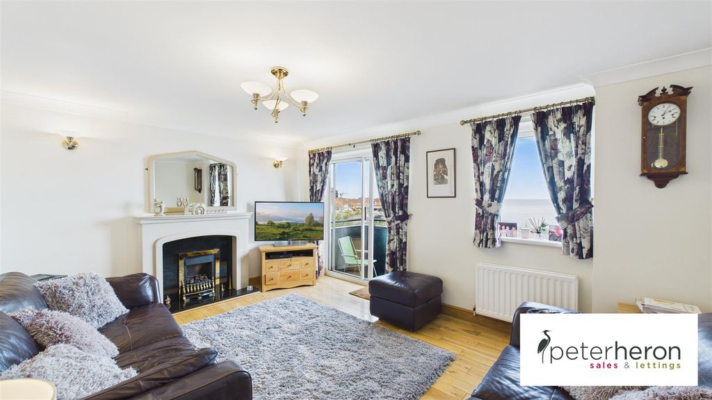 Property photo 2 of 35 Lounge