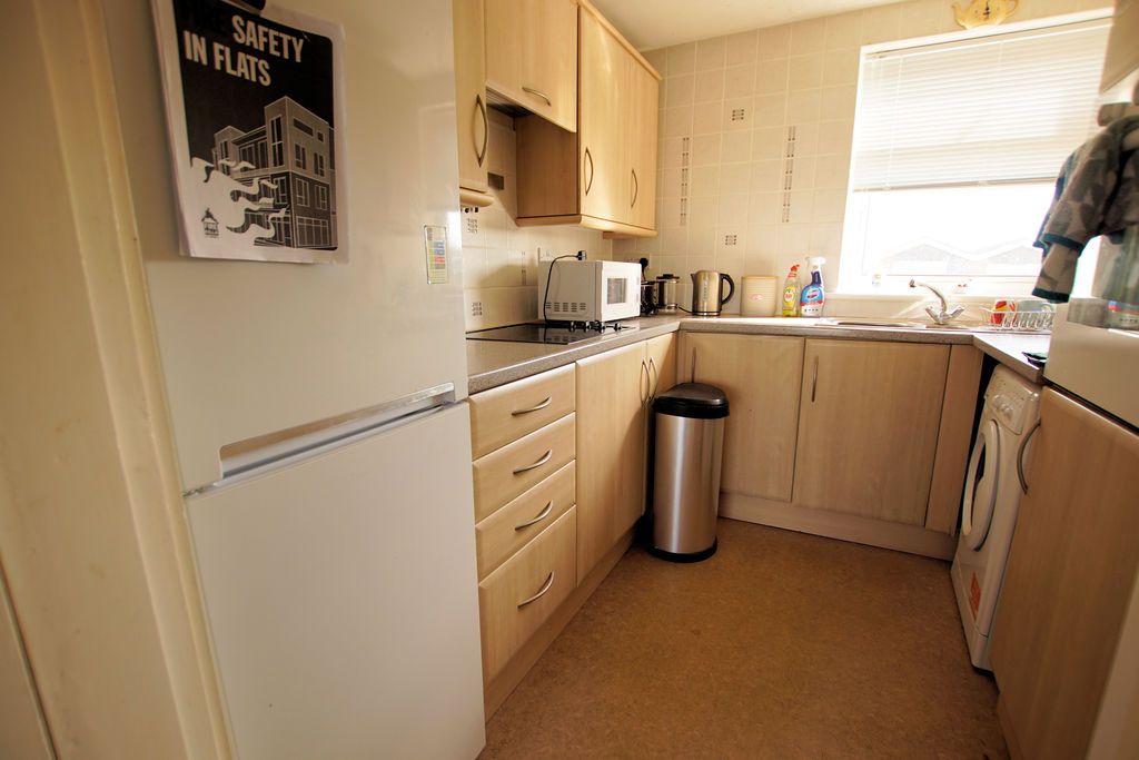 Property photo 3 of 10 Kitchen