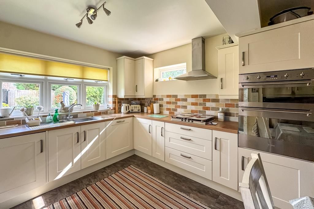 Property photo 3 of 26 Kitchen/Breakfast Room