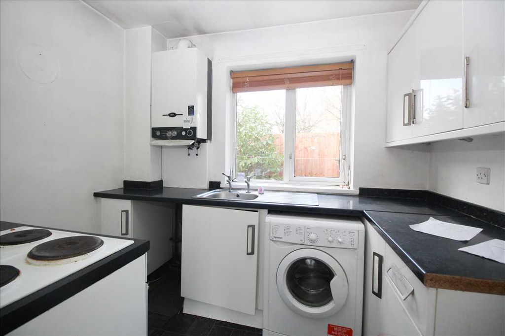 Property photo 3 of 7 Kitchen