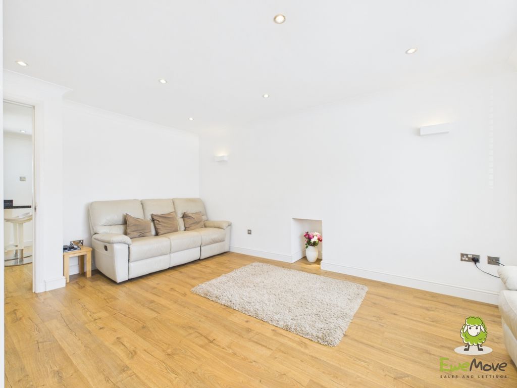 Property photo 3 of 31 Ewemove Estate Agents Basingstoke - Highwood Ridge
