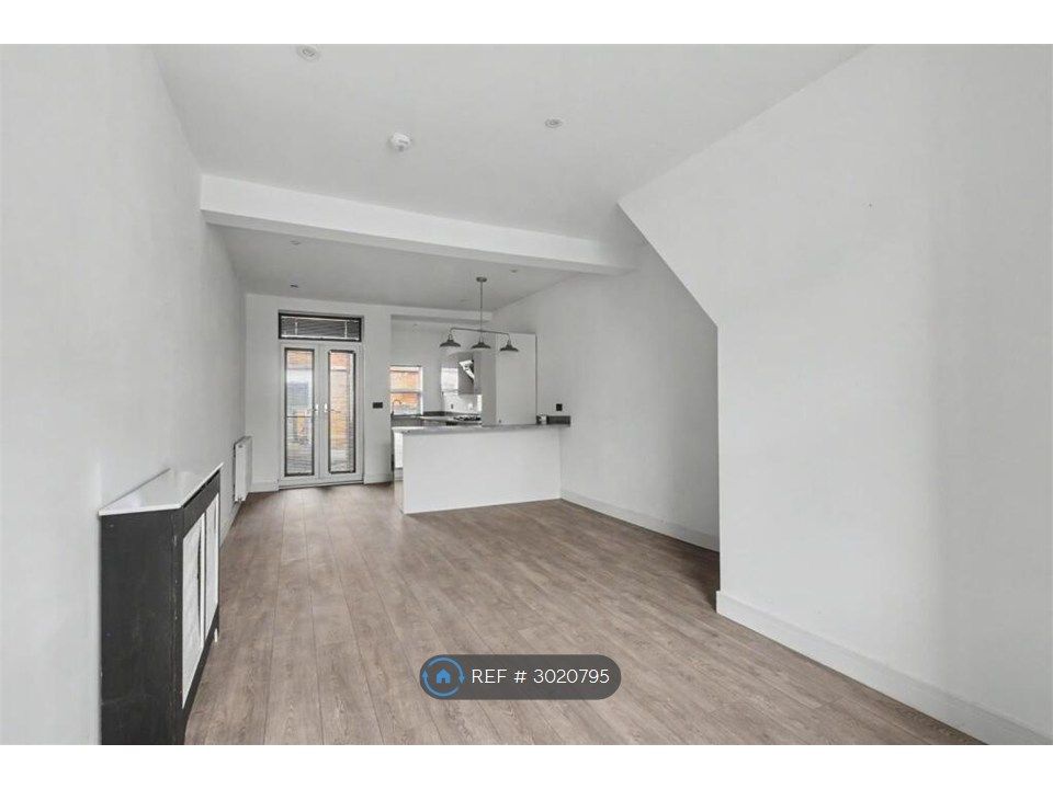 Property photo 2 of 16 Kitchen/Lounge