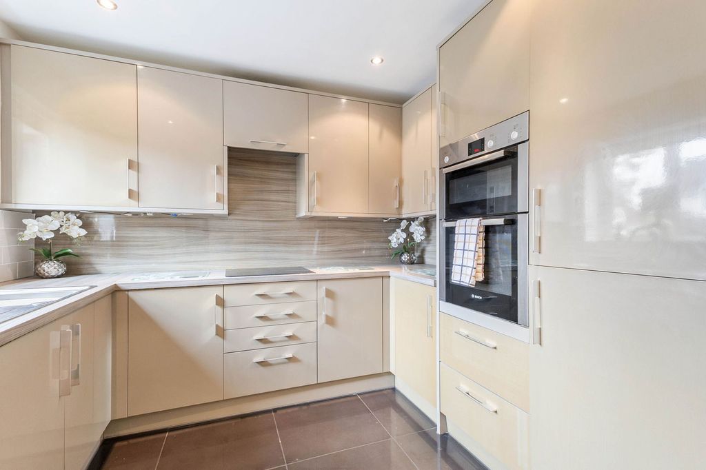 Property photo 2 of 28