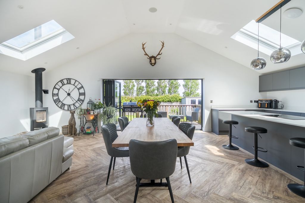 Property photo 2 of 21 1459056-22-6A01Da9Ad00A2-Arw