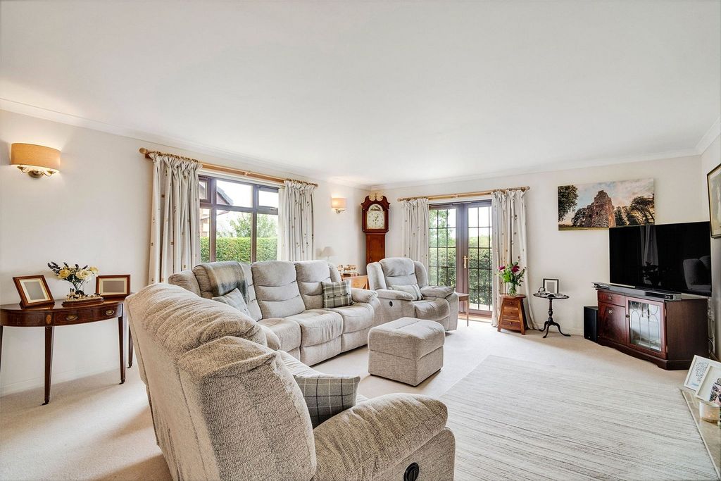 Property photo 2 of 46 Sitting Room