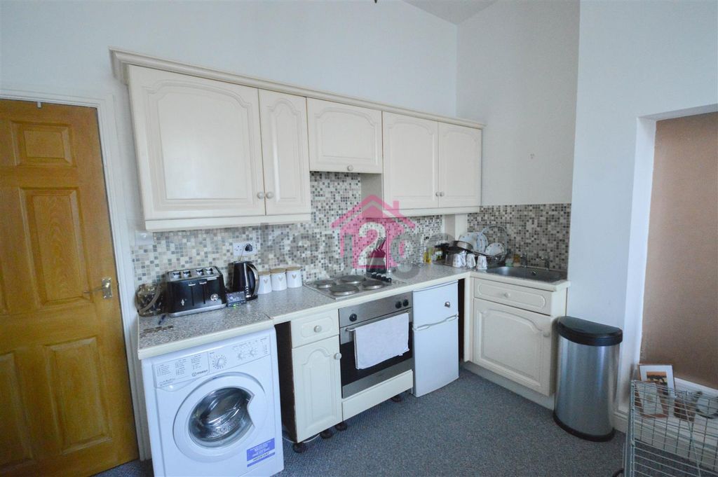 Property photo 2 of 11 Kitchen