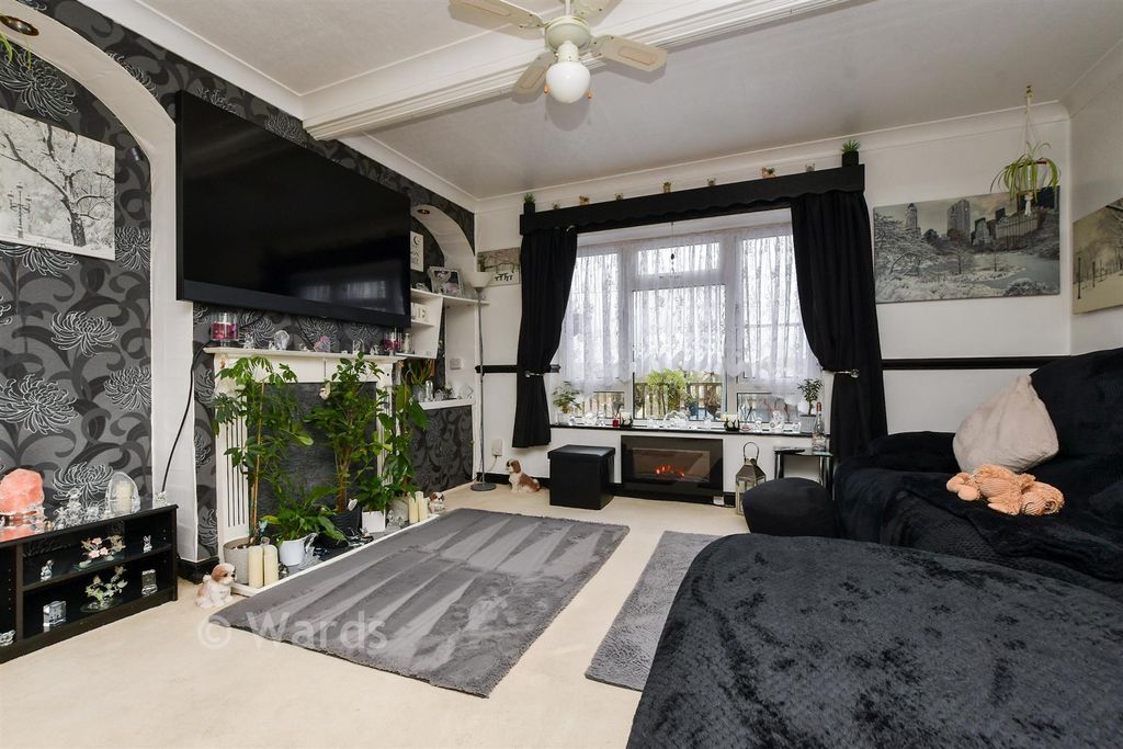 Property photo 2 of 18 Lounge