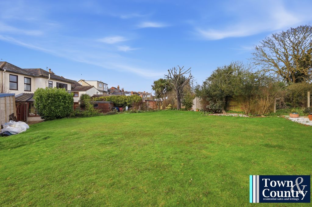 Property photo 1 of 32 Ladysmith Avenue