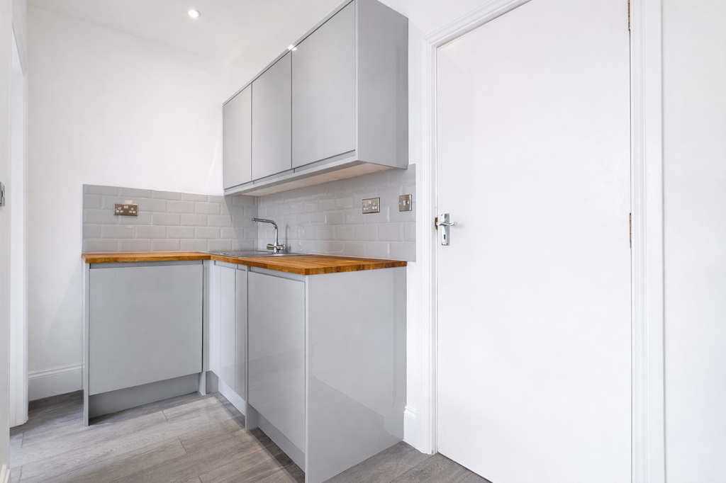 Property photo 2 of 18 F4 Basing 2