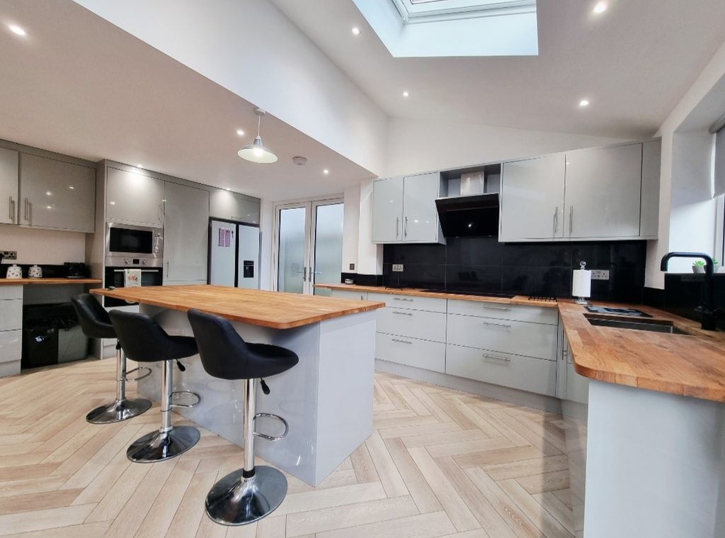 Property photo 3 of 18 Kitchen