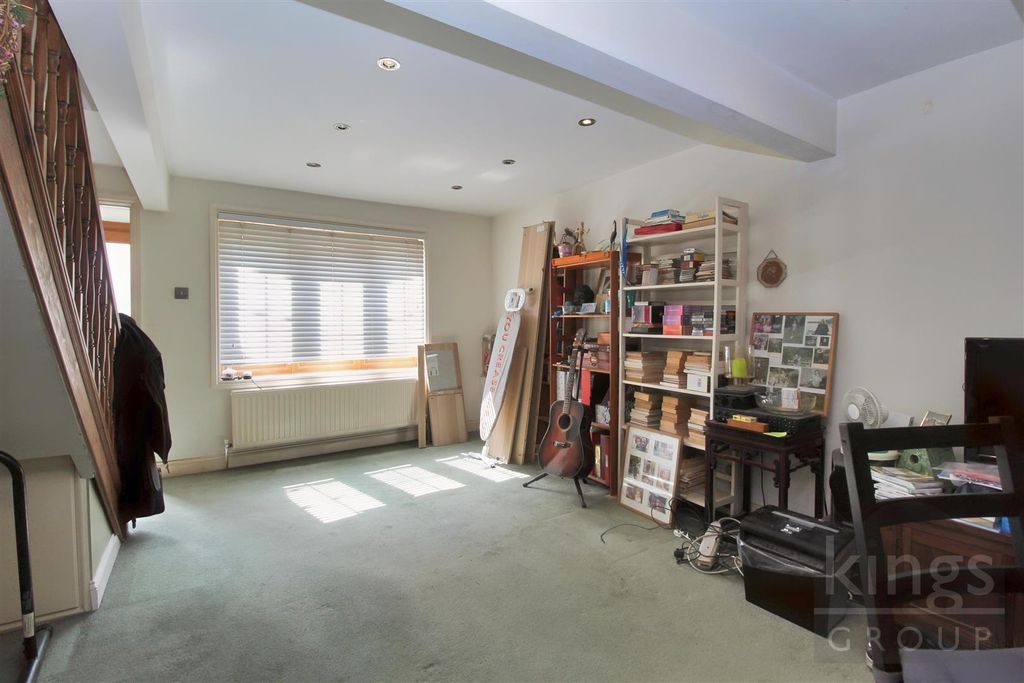 Property photo 3 of 14 Lounge