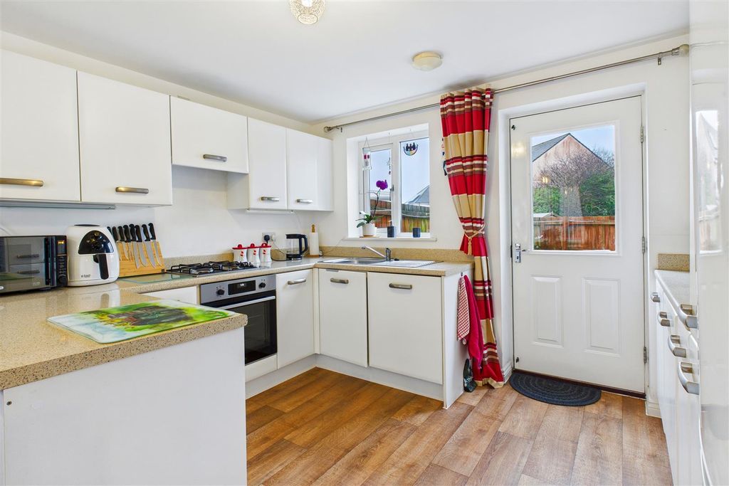 Property photo 3 of 14 Kitchen