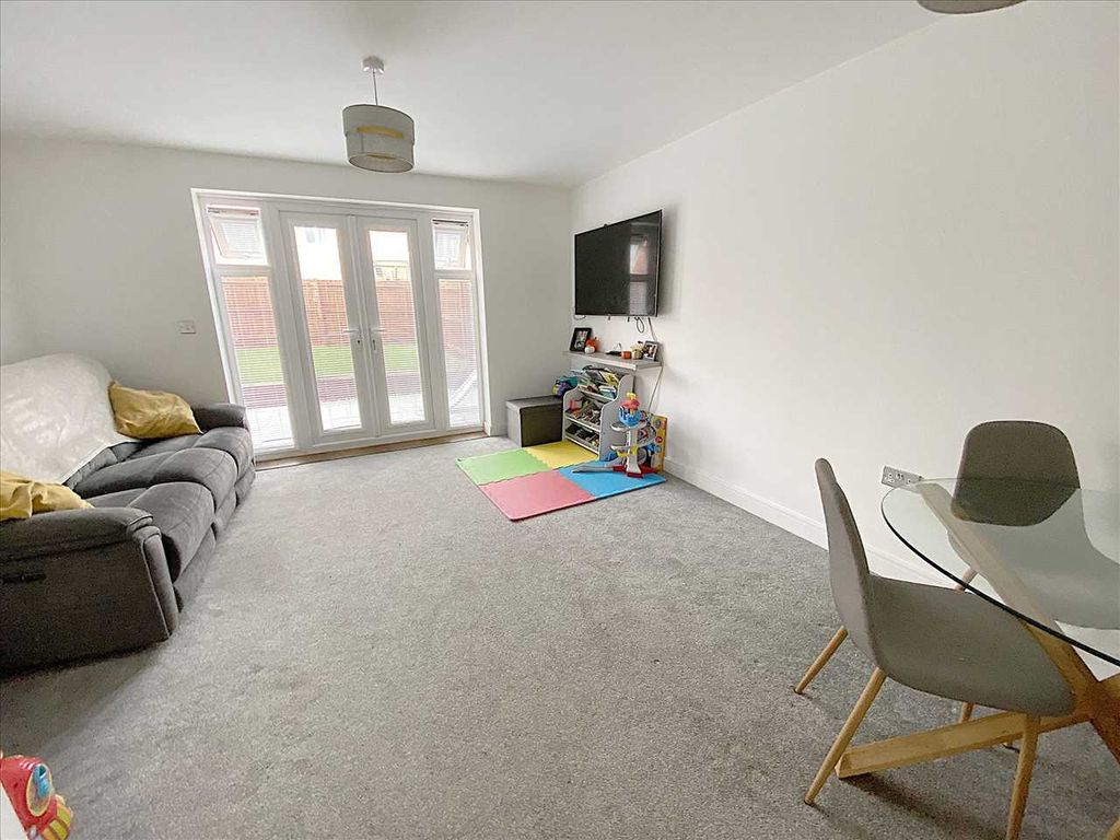 Property photo 3 of 9 Lounge: