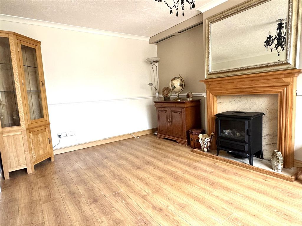 Property photo 3 of 18 Lounge:
